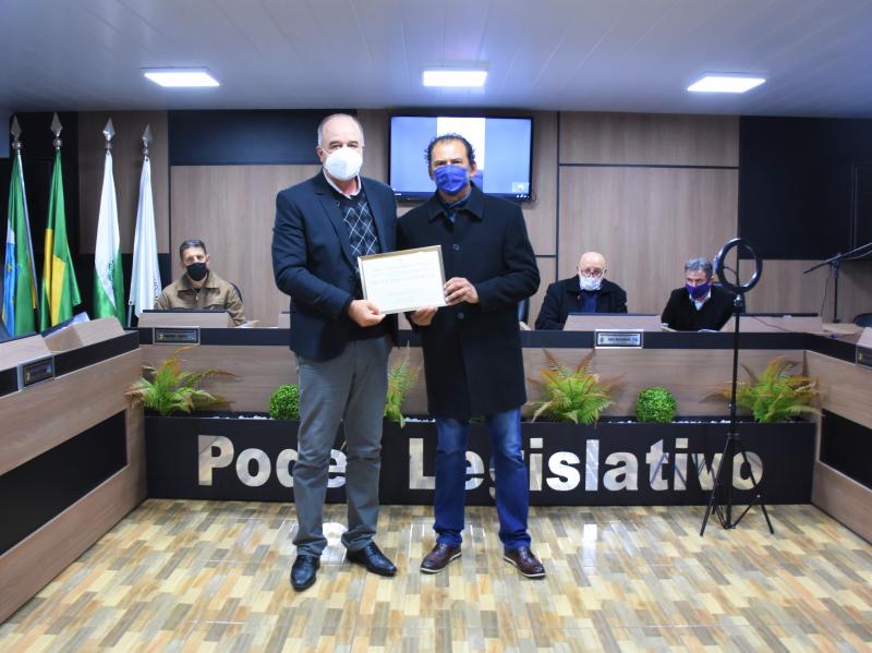 Presidente da Câmara Municipal empossa vereador professor Nilton
